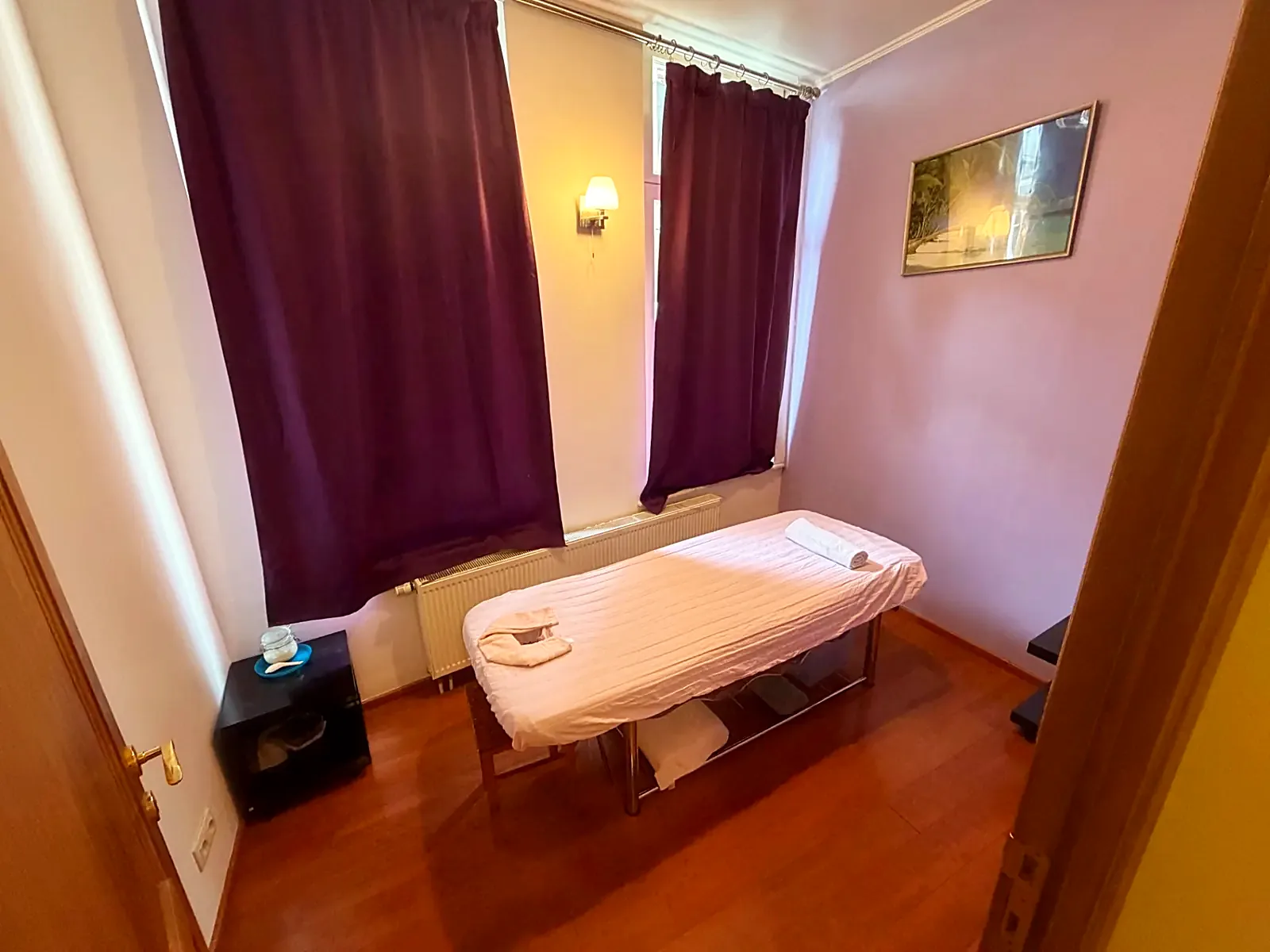 Cabine individuelle avec table de massage et linge propre