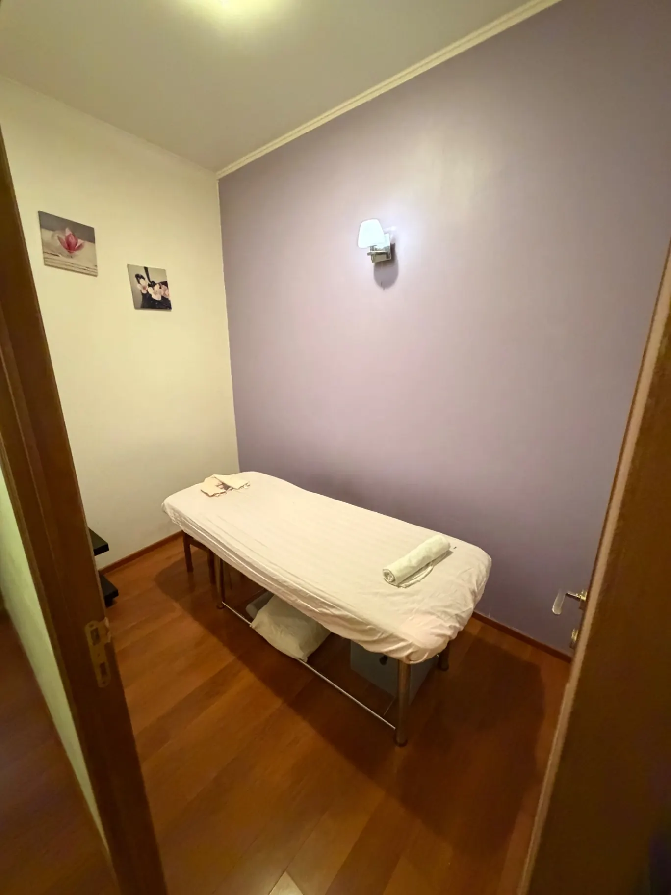 Cabine aux murs lavande, lumière douce et table préparée
