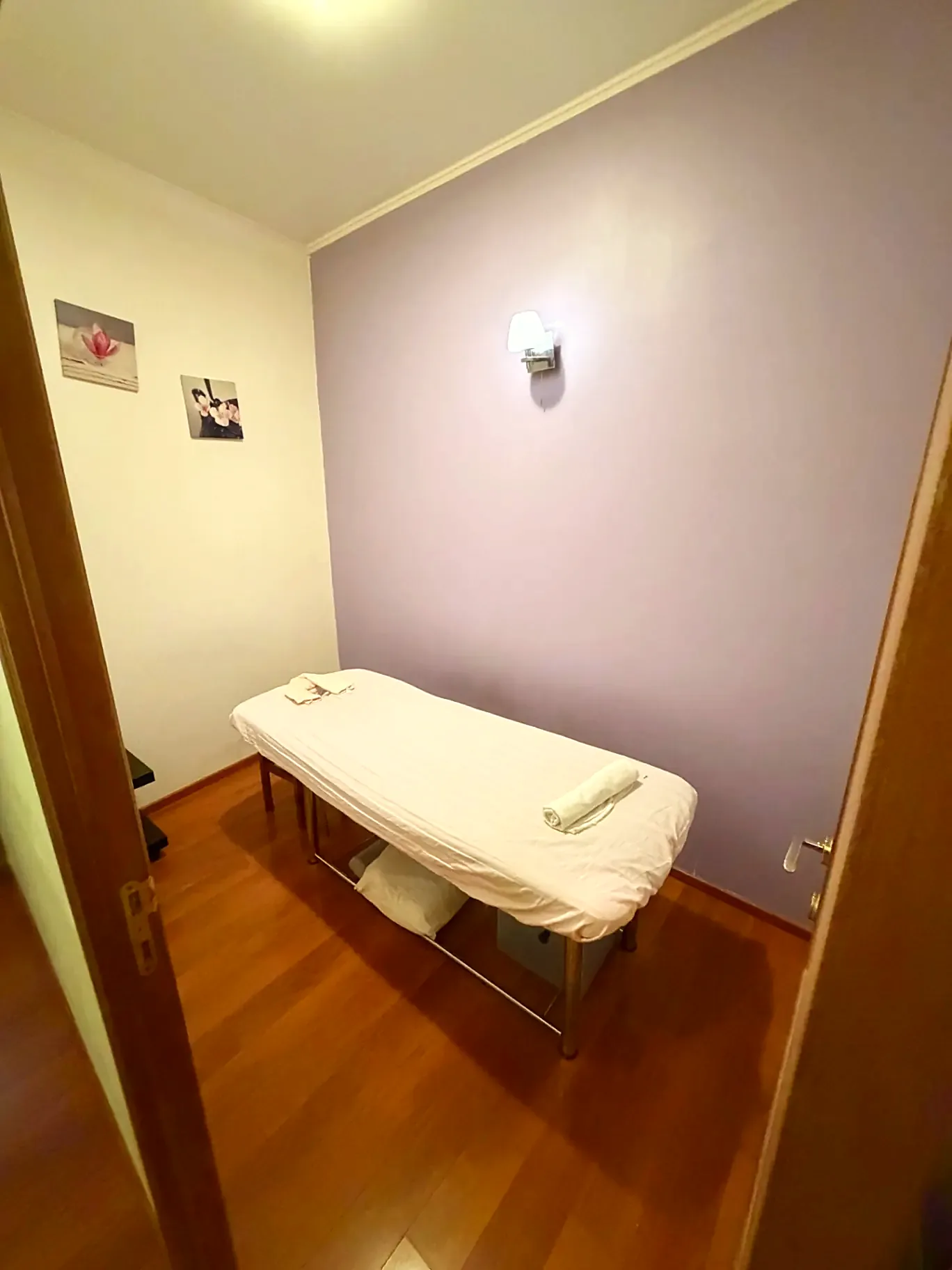 Cabine aux murs lavande, lumière douce et table préparée