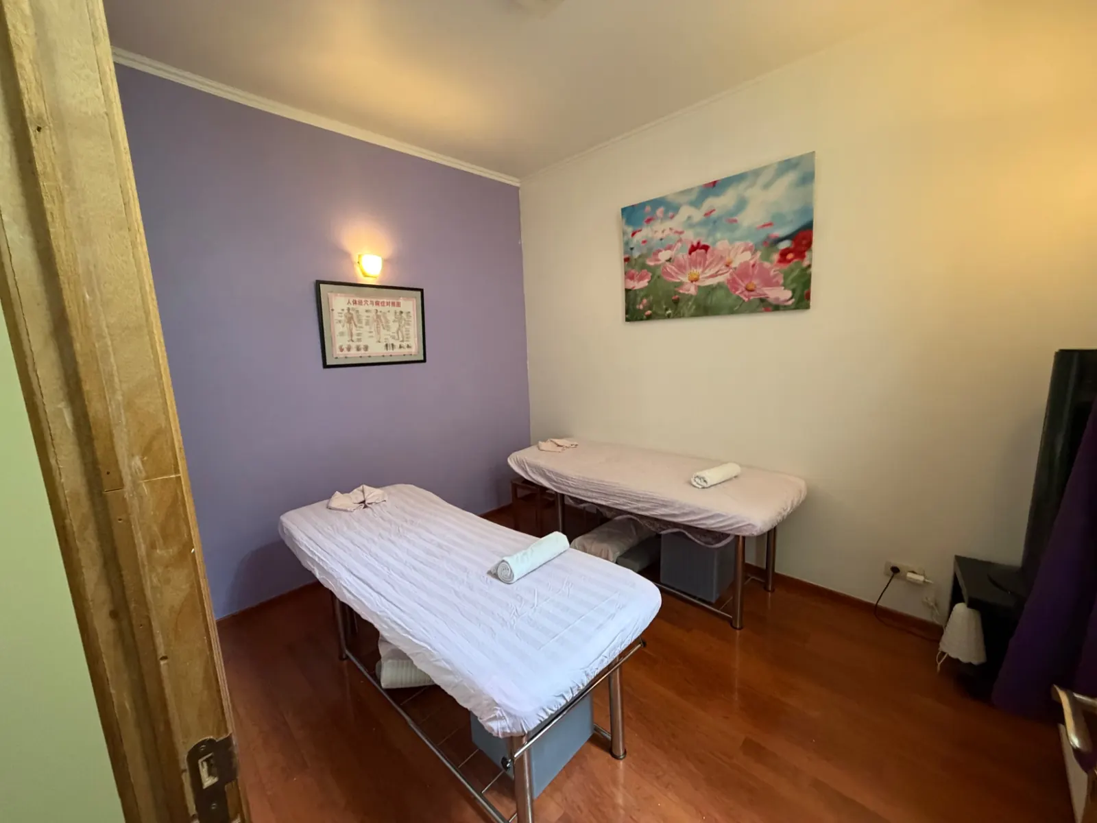 Cabine à deux tables de massage, planche d'acupression au mur