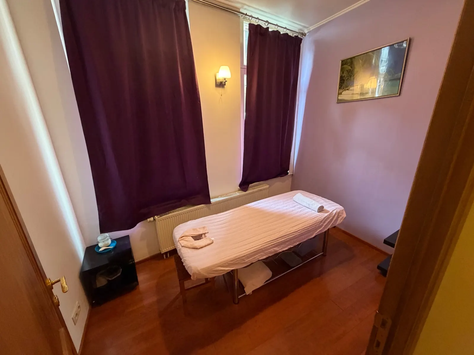 Cabine individuelle avec table de massage et linge propre