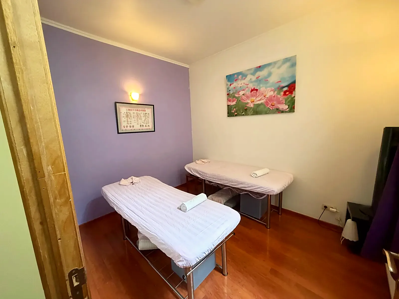 Cabine à deux tables de massage, planche d'acupression au mur